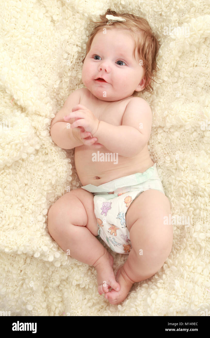 3 mese fa Baby girl su una coperta nel pannolino Foto Stock