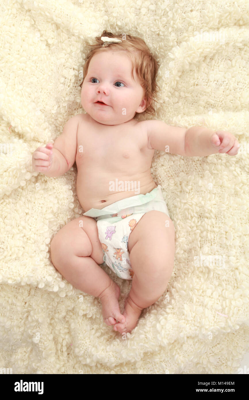 3 mese fa Baby girl su una coperta nel pannolino Foto Stock