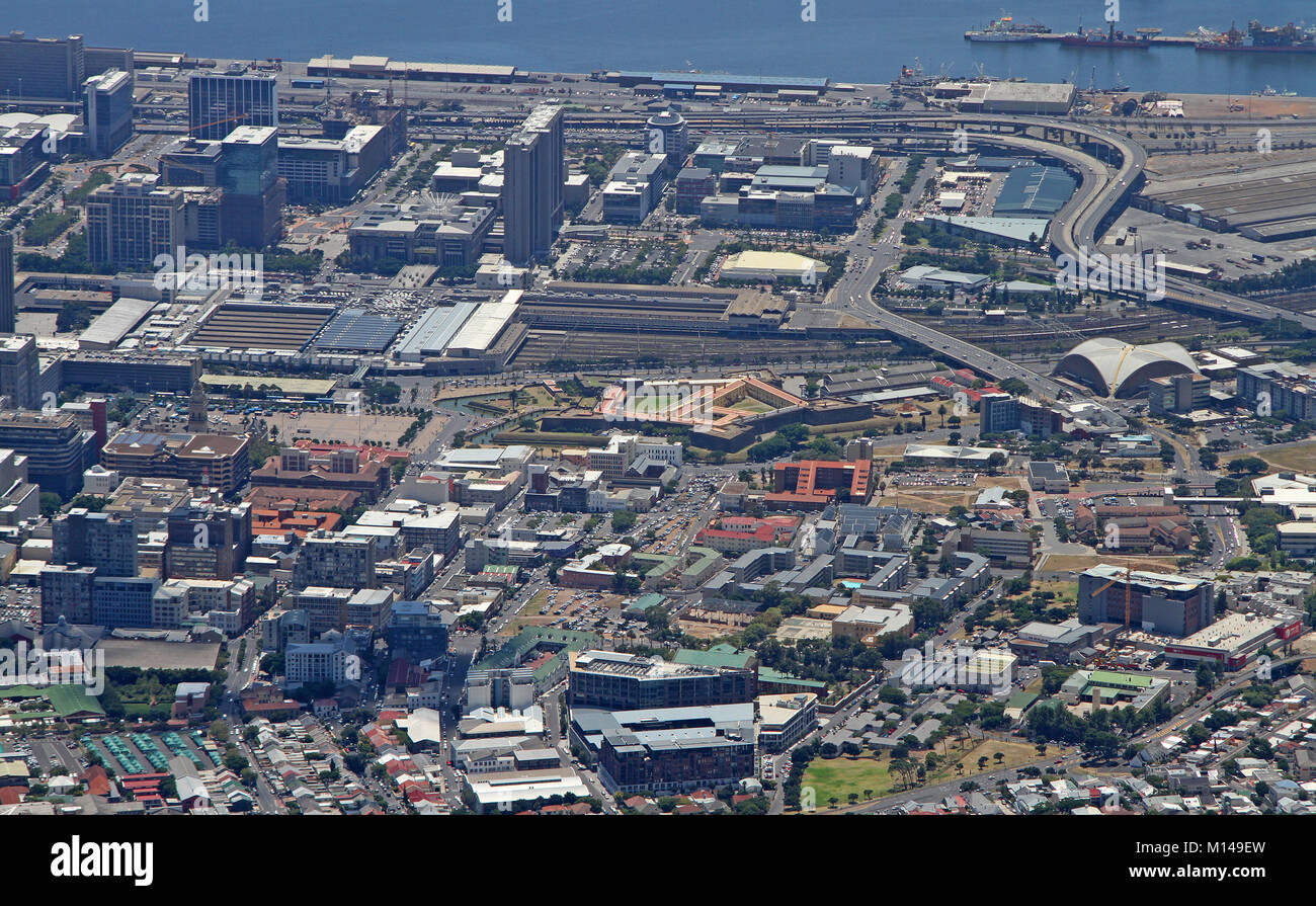 Vista di Città del Capo stazione ferroviaria, Porto, Nelson Mandela Blvd e F W De Klerk Blvd dalla sommità del monte Table, Western Cape, Sud Africa. Foto Stock