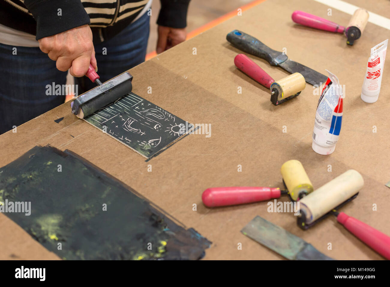 Tucson, Arizona - i partecipanti a un workshop per saperne di bloccare la stampa utilizzando strumenti di intaglio a mano e le tecniche di stampa. Il workshop è stato una scuola di Foto Stock