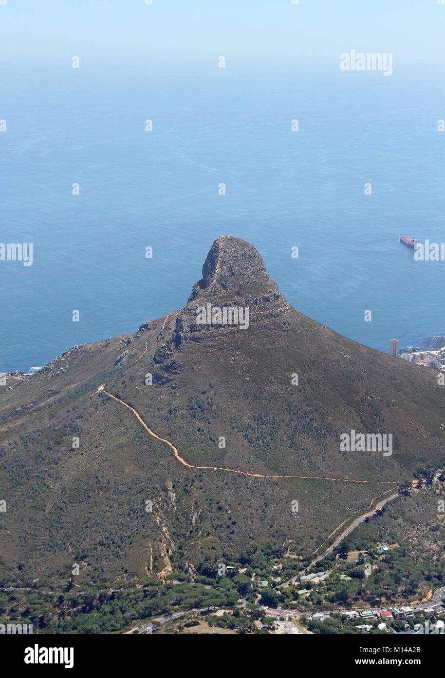 Testa di leone e oceano visto da di Table Mountain e Cape Town, Western Cape, Sud Africa. Foto Stock