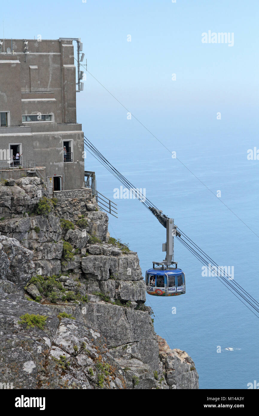 Vista della Table Mountain superiore funivia stazione e auto da Table Mountain Top, Cape Town, Western Cape, Sud Africa. Foto Stock