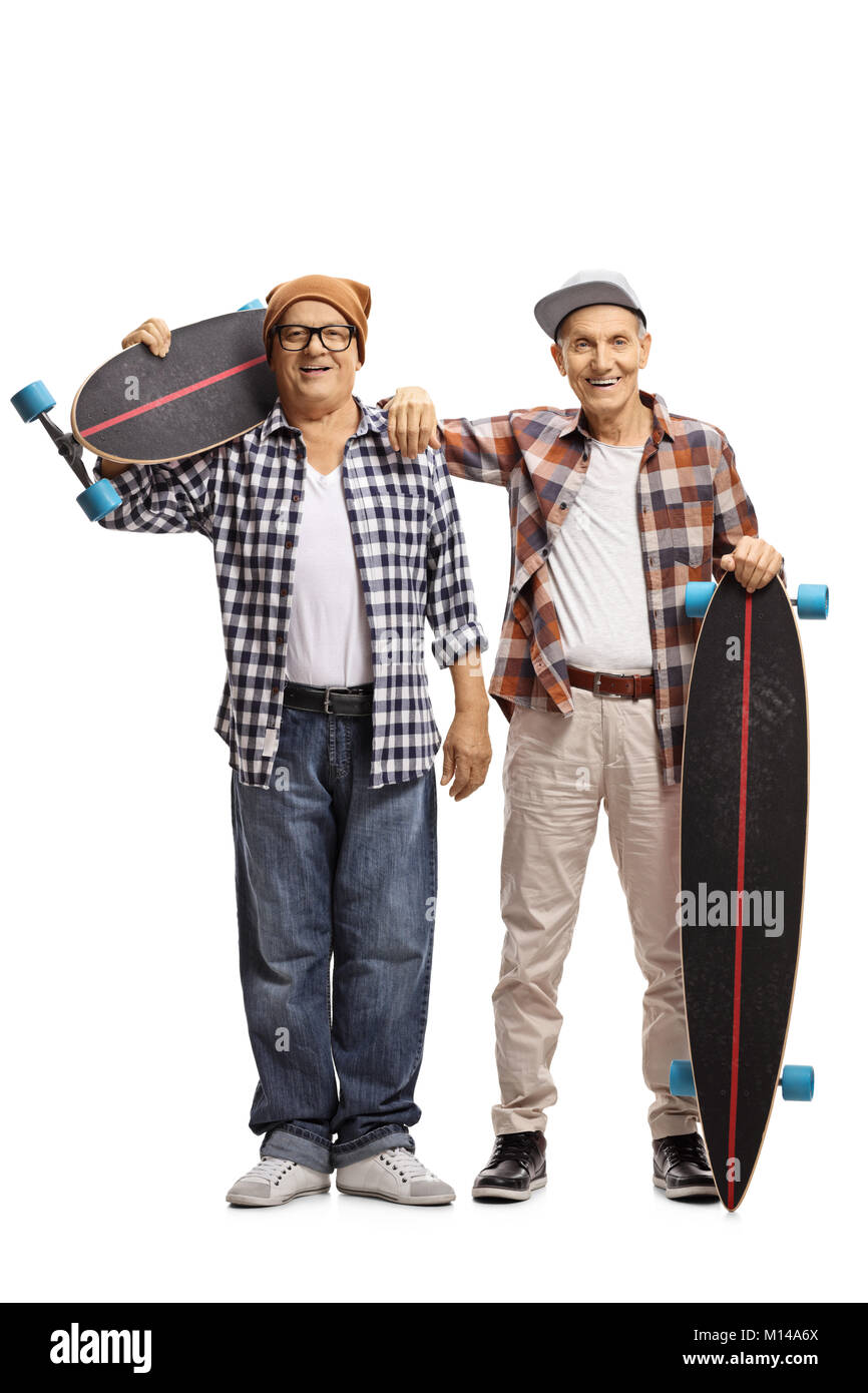 A piena lunghezza Ritratto di pattinatori di anziani con longboards isolati su sfondo bianco Foto Stock