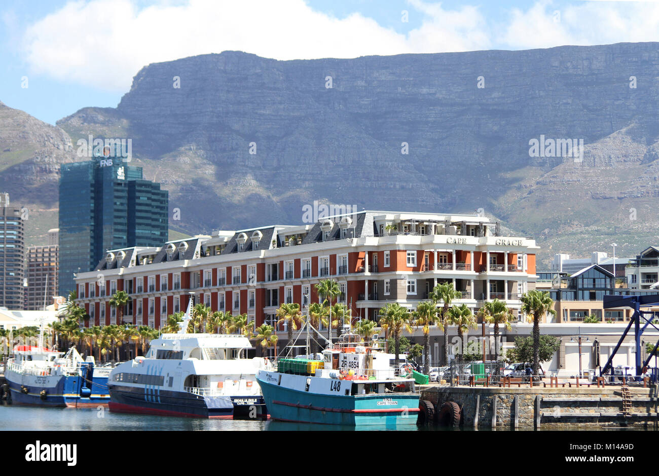 Il Cape Grace Hotel, barche, FNB Bank e la Table Mountain a V&A Waterfront, Città del Capo, Western Cape, Sud Africa. Foto Stock