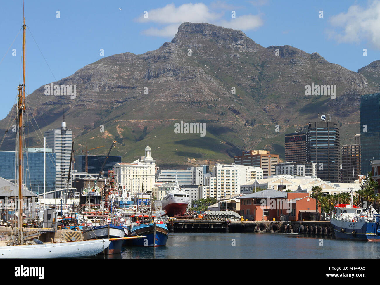 V&A Waterfront con vista piena di Devil's Peak Cape Town, Western Cape, Sud Africa. Foto Stock