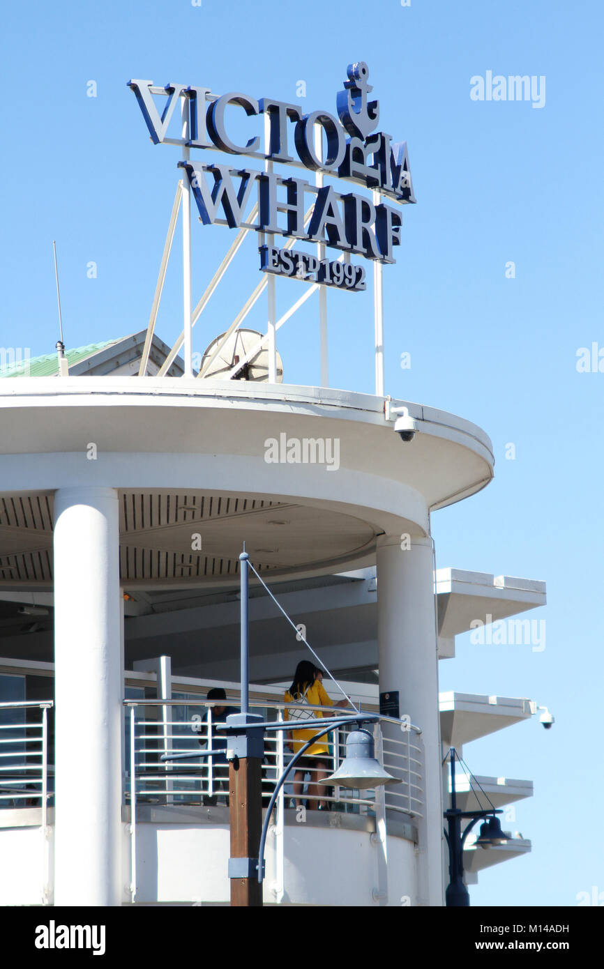Victoria Wharf segno su un balcone contro il cielo blu al Vicoria Wharf Centro Commerciale (fondata nel 1992), V&A Waterfront, Città del Capo, Westertn Cape Foto Stock