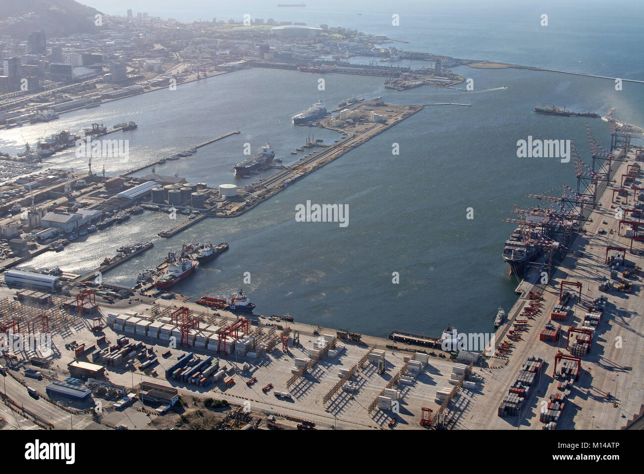 Vista elicottero di Cape Town Harbour guardando verso lo stadio, Western Cape, Sud Africa. Foto Stock