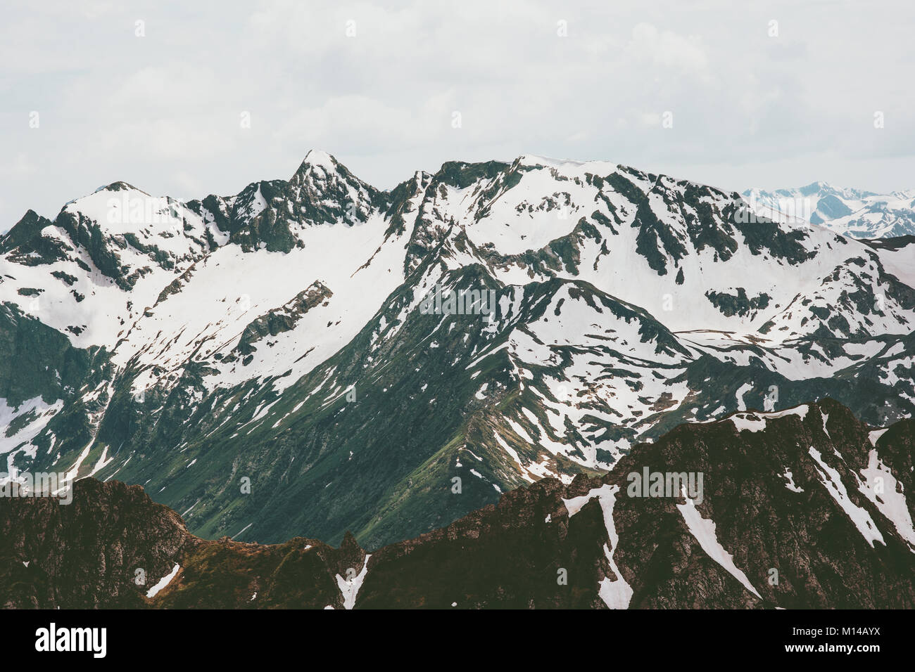 Montagne innevate paesaggio viaggio estivo natura selvaggia scenic vista aerea Foto Stock