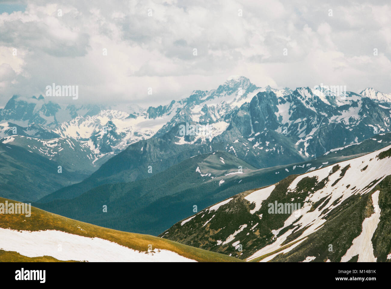 Paesaggio di montagna vista aerea vette innevate e nuvole Viaggi natura selvaggia scenario Foto Stock