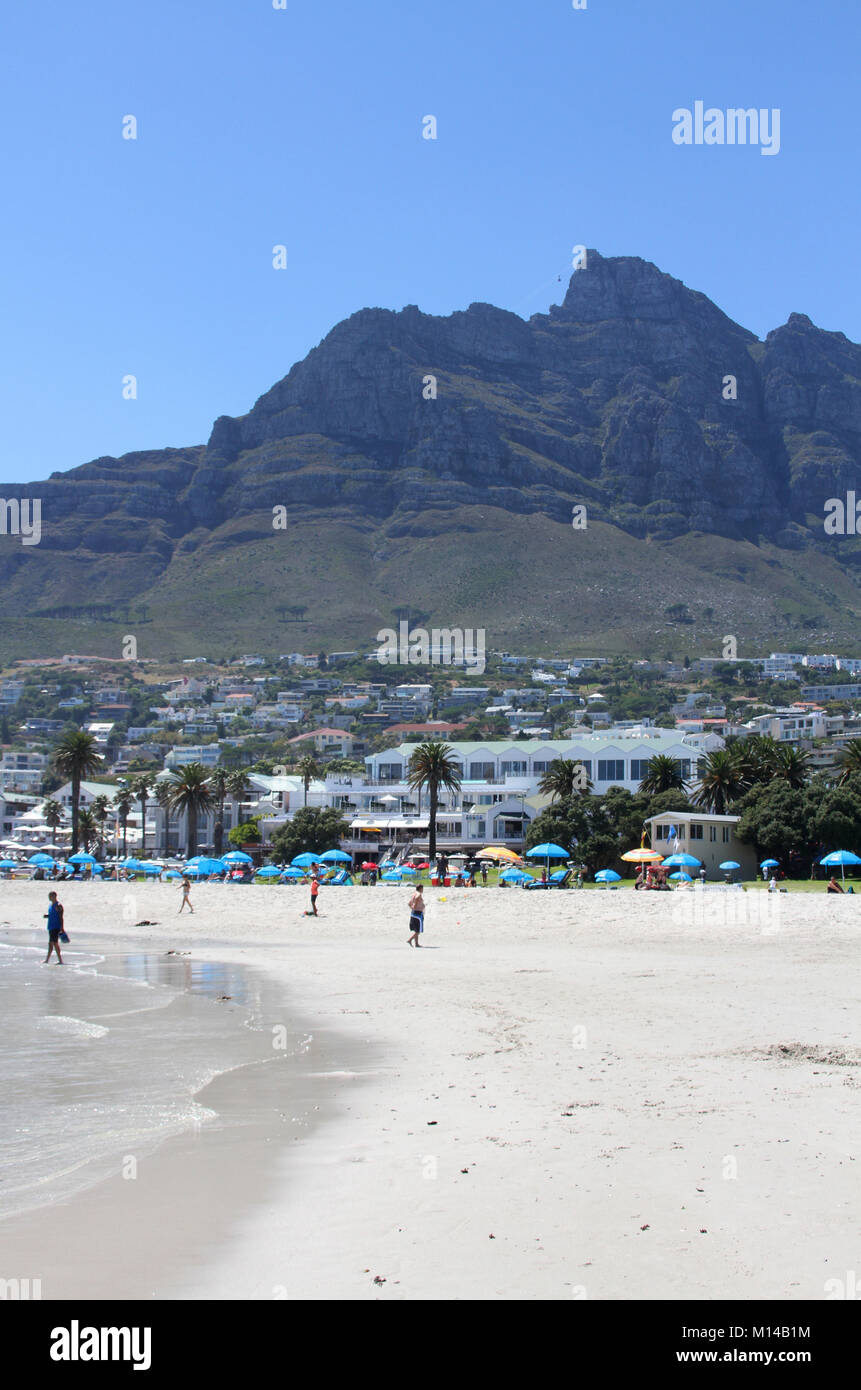 Table Mountain visto da Clifton Beach, Città del Capo, Western Cape, Sud Africa, Foto Stock
