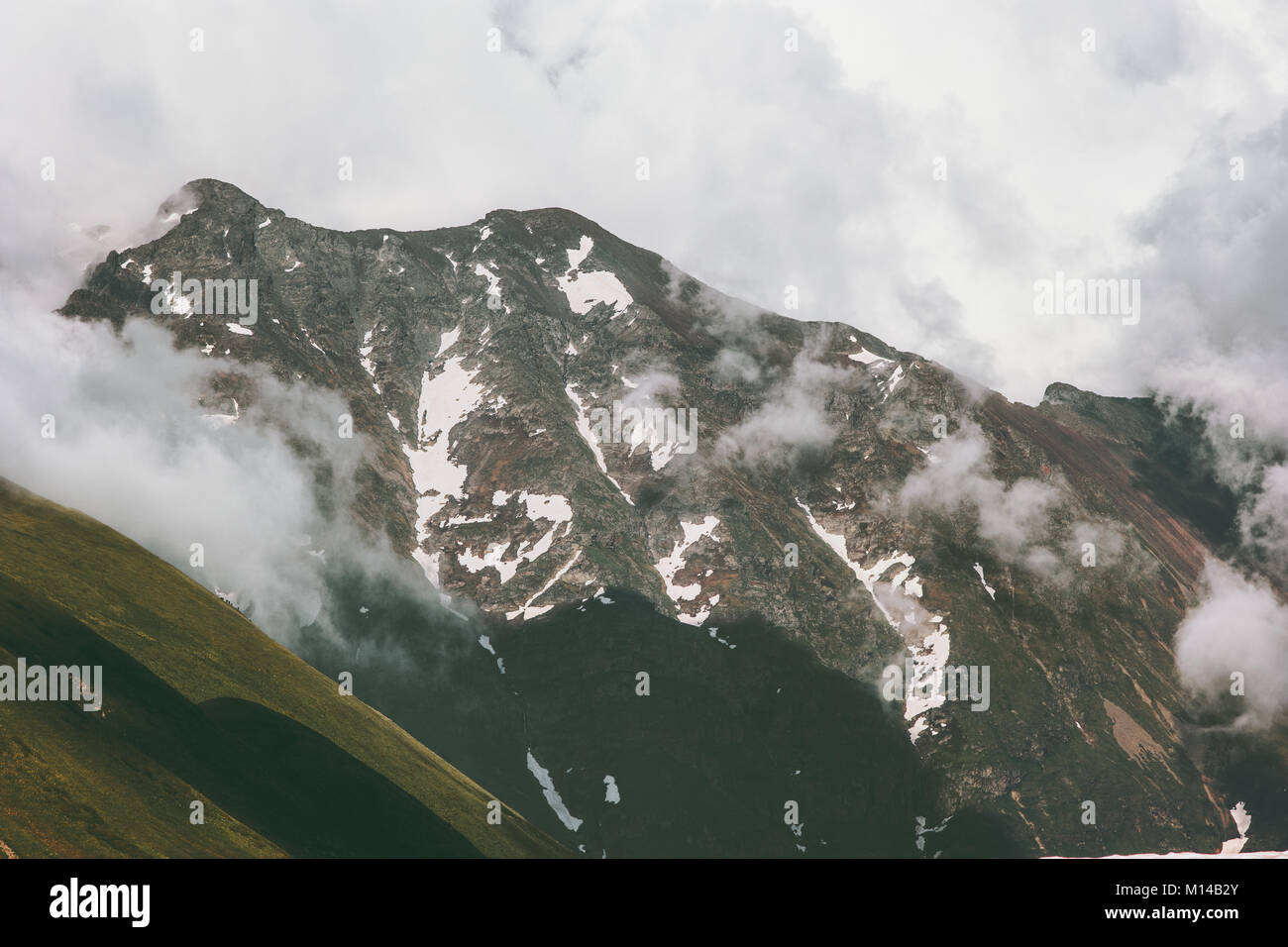 Gamma di montagne e nuvole paesaggio viaggio estivo natura selvaggia scenic vista aerea Foto Stock