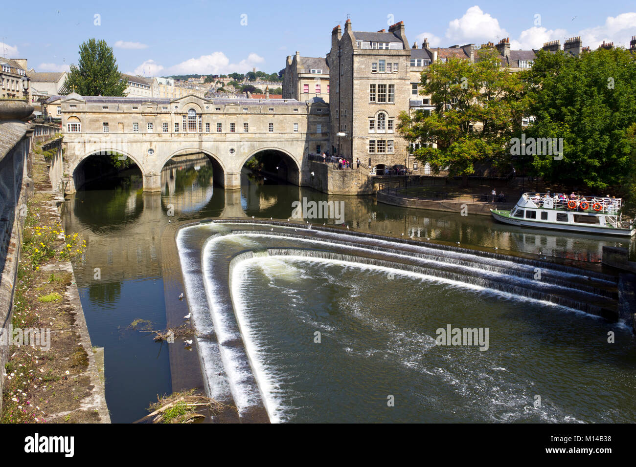 Bath, Regno Unito - 3rd luglio 2011: Una barca di viaggio piena di turisti vicino allo storico Pulteney Bridge sul fiume Avon, Bath, Regno Unito. Bath è un sito patrimonio dell'umanità dell'UNESCO famoso per la sua architettura. Foto Stock