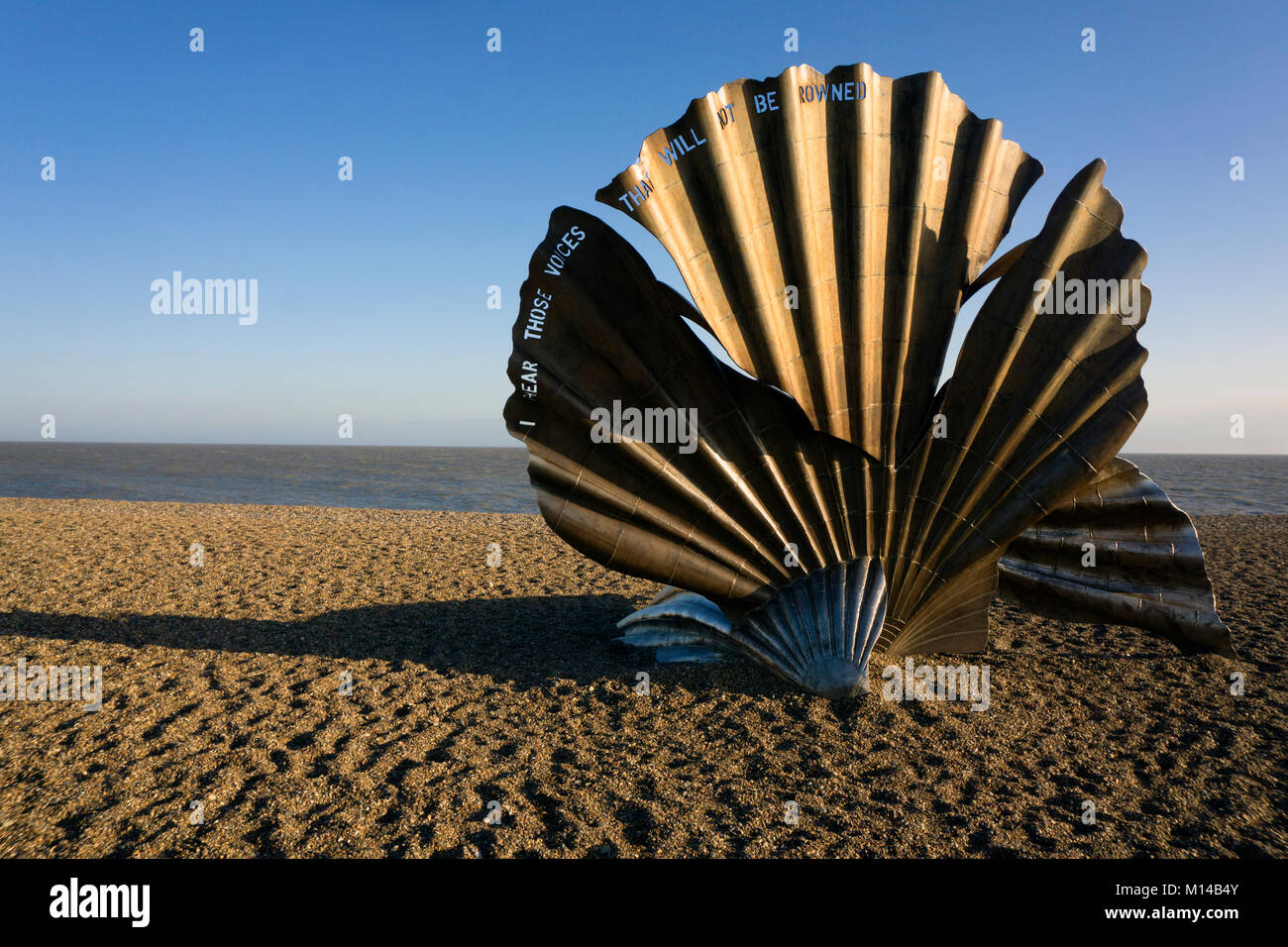 Scaloppina al guscio della scultura da John Betjman sulla spiaggia Aldburgh nel Suffolk REGNO UNITO Foto Stock