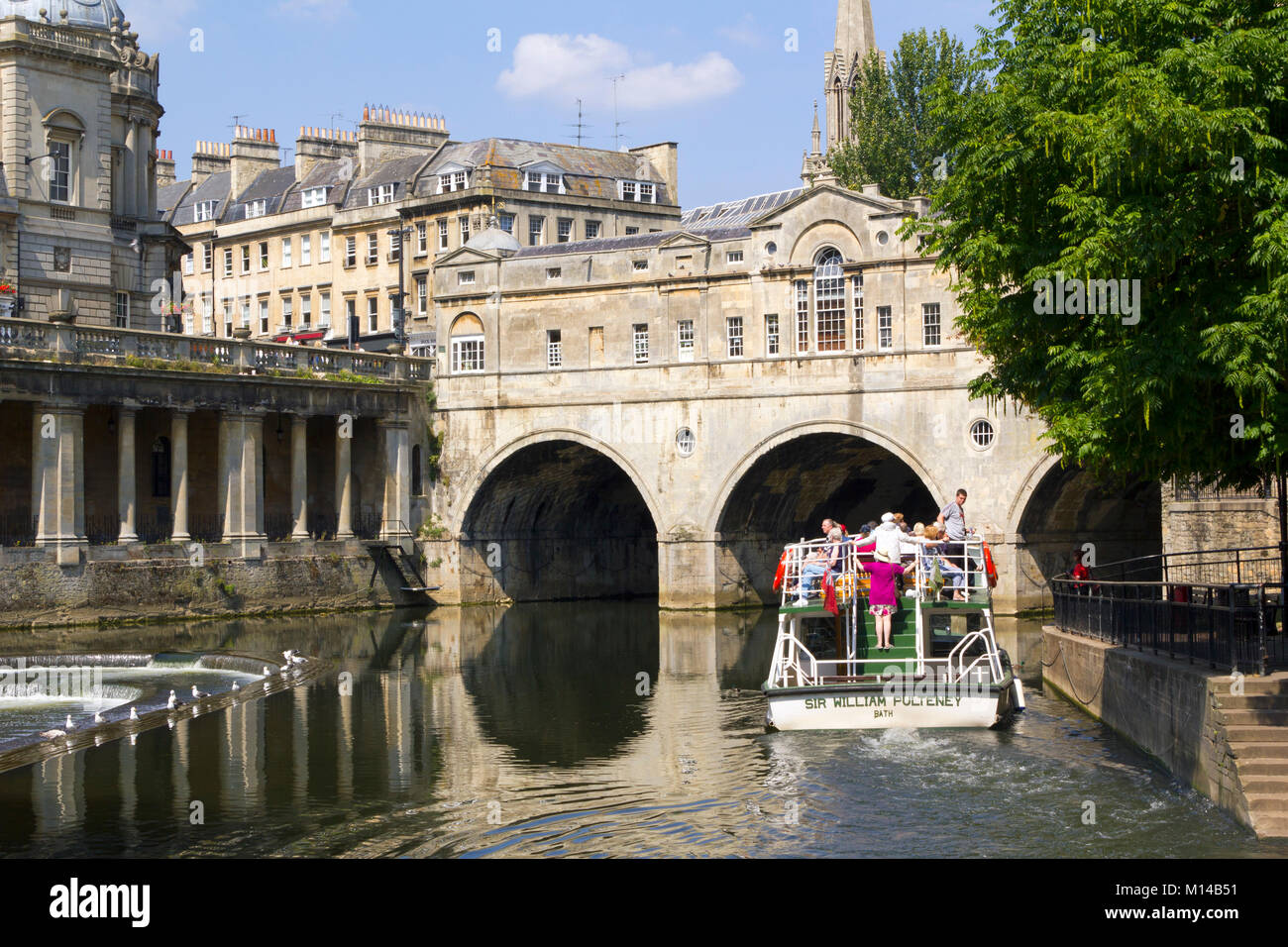 Bath, Regno Unito - 3rd luglio 2011: Una barca di viaggio piena di turisti vicino allo storico Pulteney Bridge sul fiume Avon, Bath, Regno Unito. Bath è un sito patrimonio dell'umanità dell'UNESCO famoso per la sua architettura. Foto Stock
