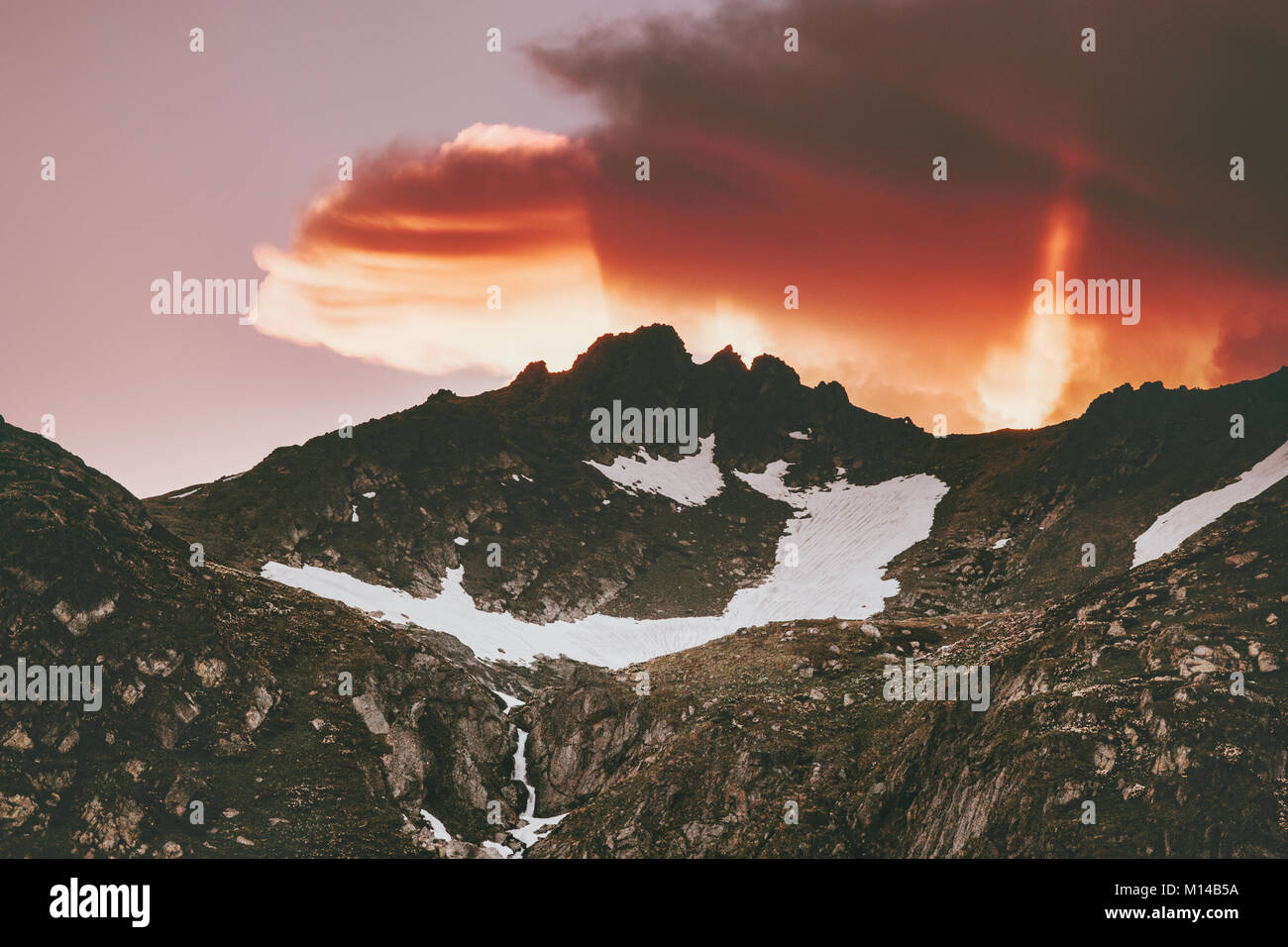 Tramonto cime delle montagne e nuvole paesaggio viaggio estivo natura selvaggia scenic vista aerea Foto Stock