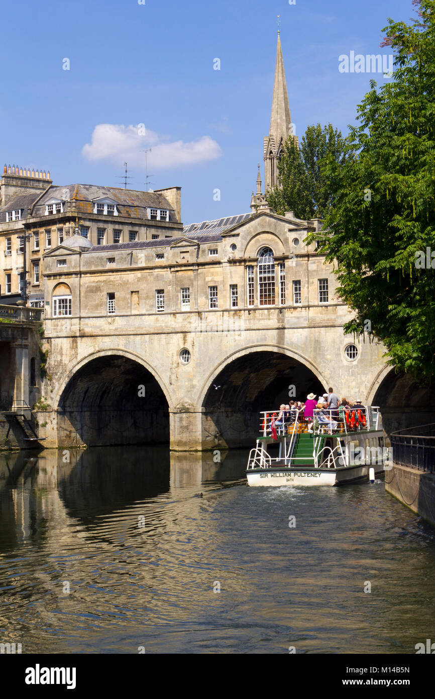 Bath, Regno Unito - 3rd luglio 2011: Una barca di viaggio piena di turisti vicino allo storico Pulteney Bridge sul fiume Avon, Bath, Regno Unito. Bath è un sito patrimonio dell'umanità dell'UNESCO famoso per la sua architettura. Foto Stock