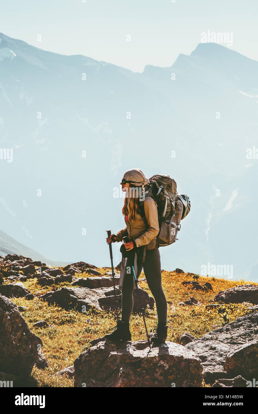 Donna in viaggio in montagna con escursioni avventura zaino uno