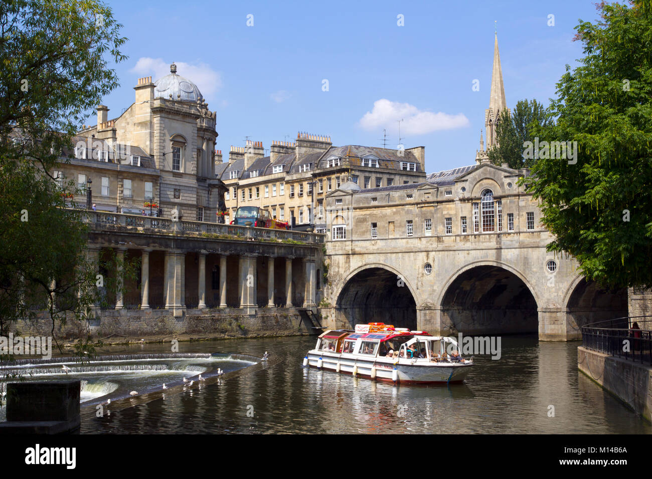 Bath, Regno Unito - 3rd luglio 2011: Una barca di viaggio piena di turisti vicino allo storico Pulteney Bridge sul fiume Avon, Bath, Regno Unito. Bath è un sito patrimonio dell'umanità dell'UNESCO famoso per la sua architettura. Foto Stock