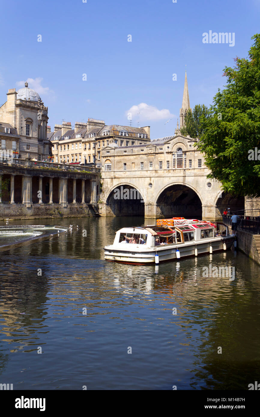Bath, Regno Unito - 3rd luglio 2011: Una barca di viaggio piena di turisti vicino allo storico Pulteney Bridge sul fiume Avon, Bath, Regno Unito. Bath è un sito patrimonio dell'umanità dell'UNESCO famoso per la sua architettura. Foto Stock