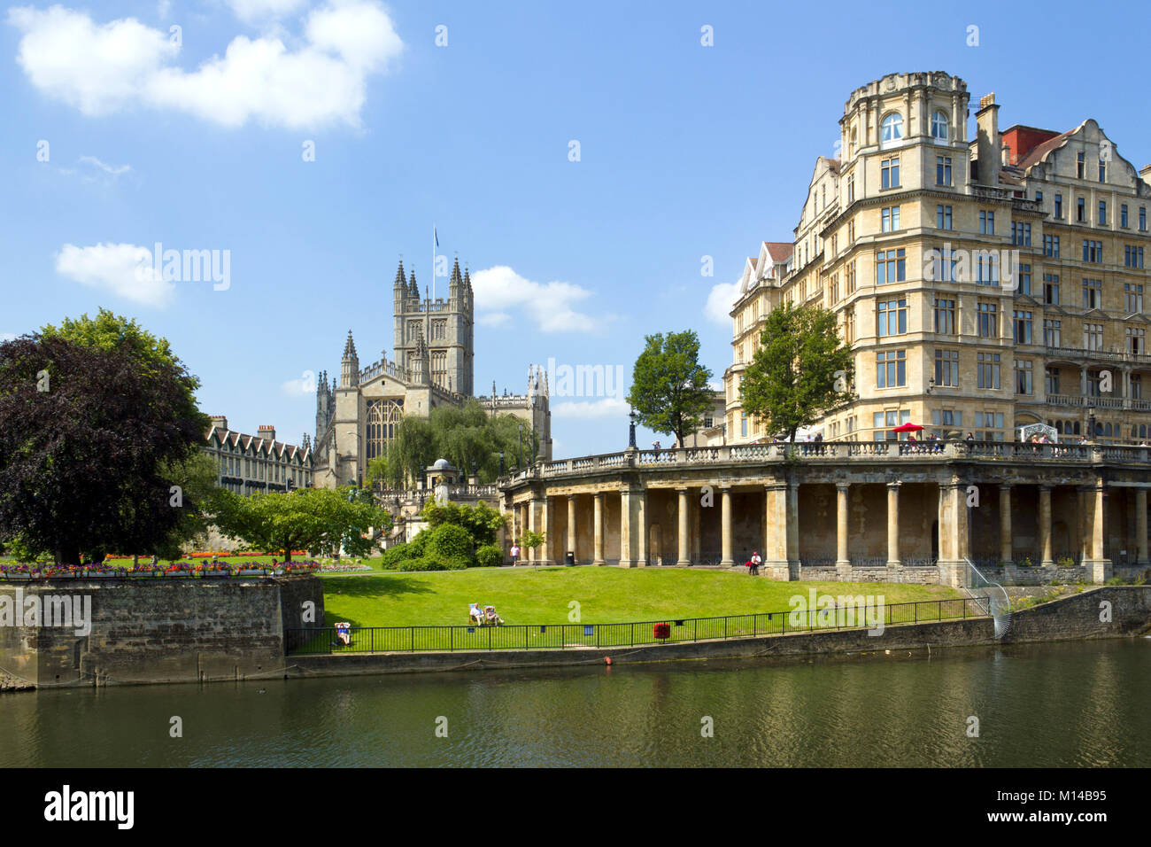 Bath, UK - 3rd luglio 2011: Le persone si rilassano in un parco vicino alla storica Abbazia di Bath, nella città di Bath, Somerset, Regno Unito. Bath è un sito patrimonio dell'umanità dell'UNESCO famoso per la sua architettura. Foto Stock