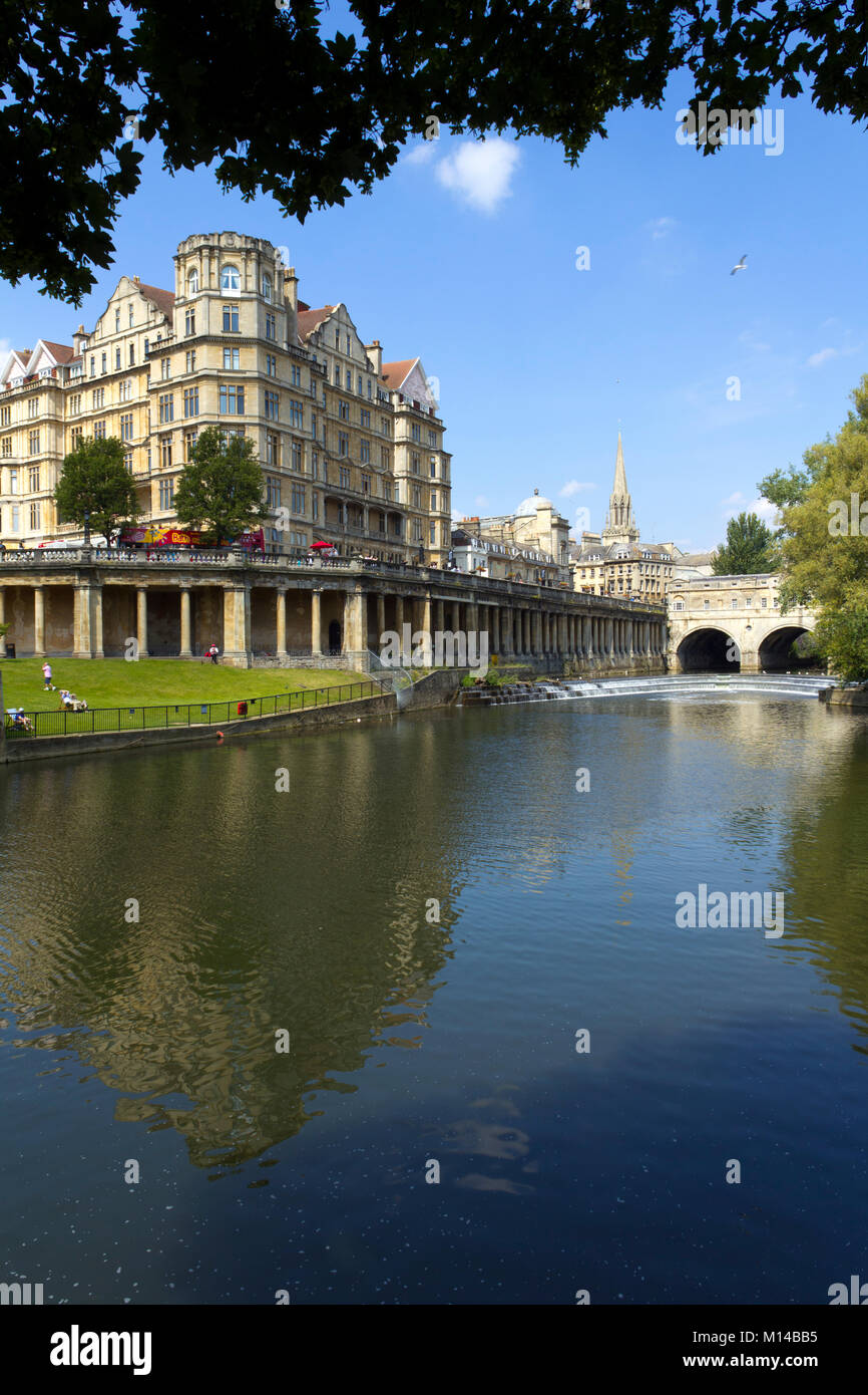 Bath, Regno Unito - 3rd luglio 2011: Turisti vicino al fiume Avon al sole estivo nella città di Bath, Somerset, Regno Unito. Bath è un sito patrimonio dell'umanità dell'UNESCO famoso per la sua architettura. Foto Stock