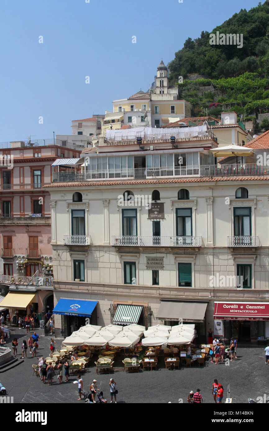 Vista del Hotel Albergo Sant Andrea e negozi e ristoranti al di sotto di esso, Amalfi, Italia. Foto Stock