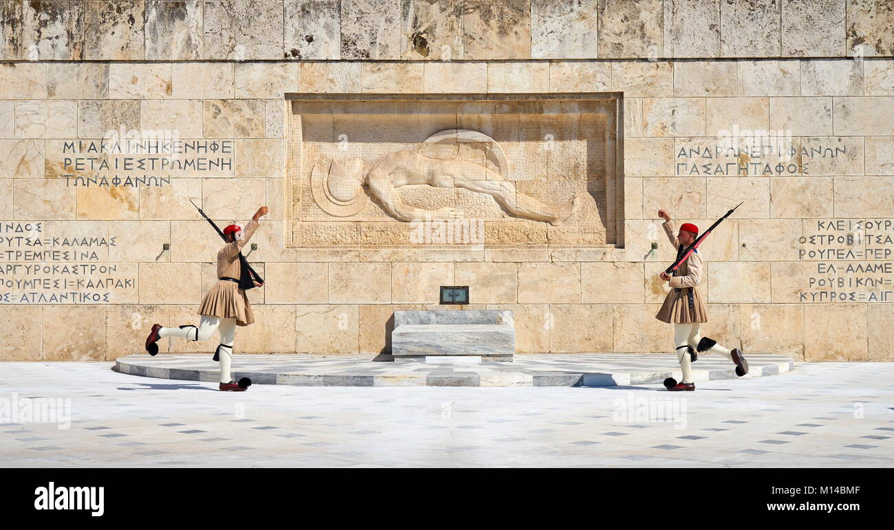 Evzones cambiando la guardia, Atene, Grecia Foto Stock