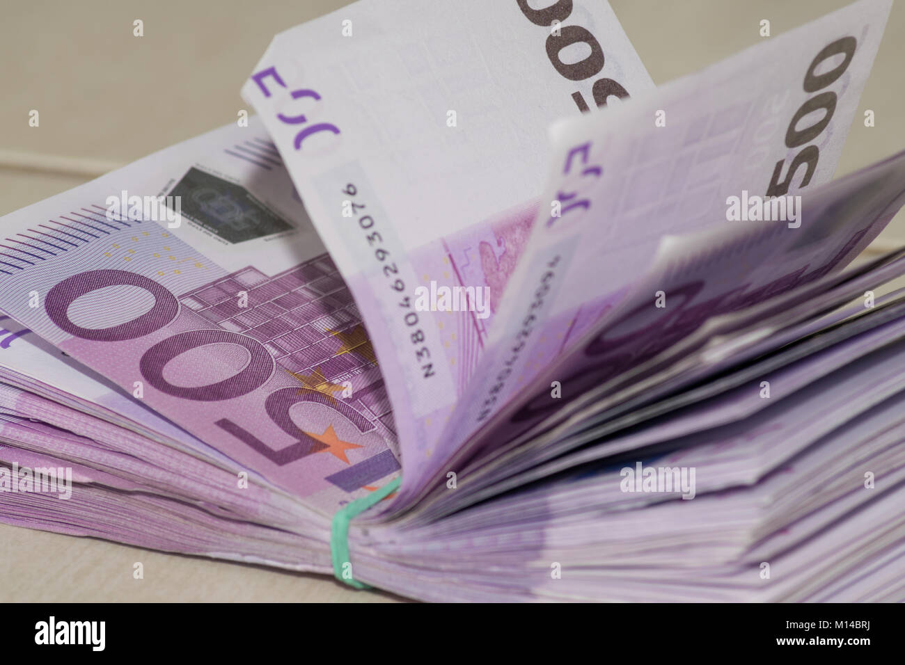 Un Sacco Di Soldi In Euro Pila Di Cinque Cento Euro 500 Note Foto Stock Alamy
