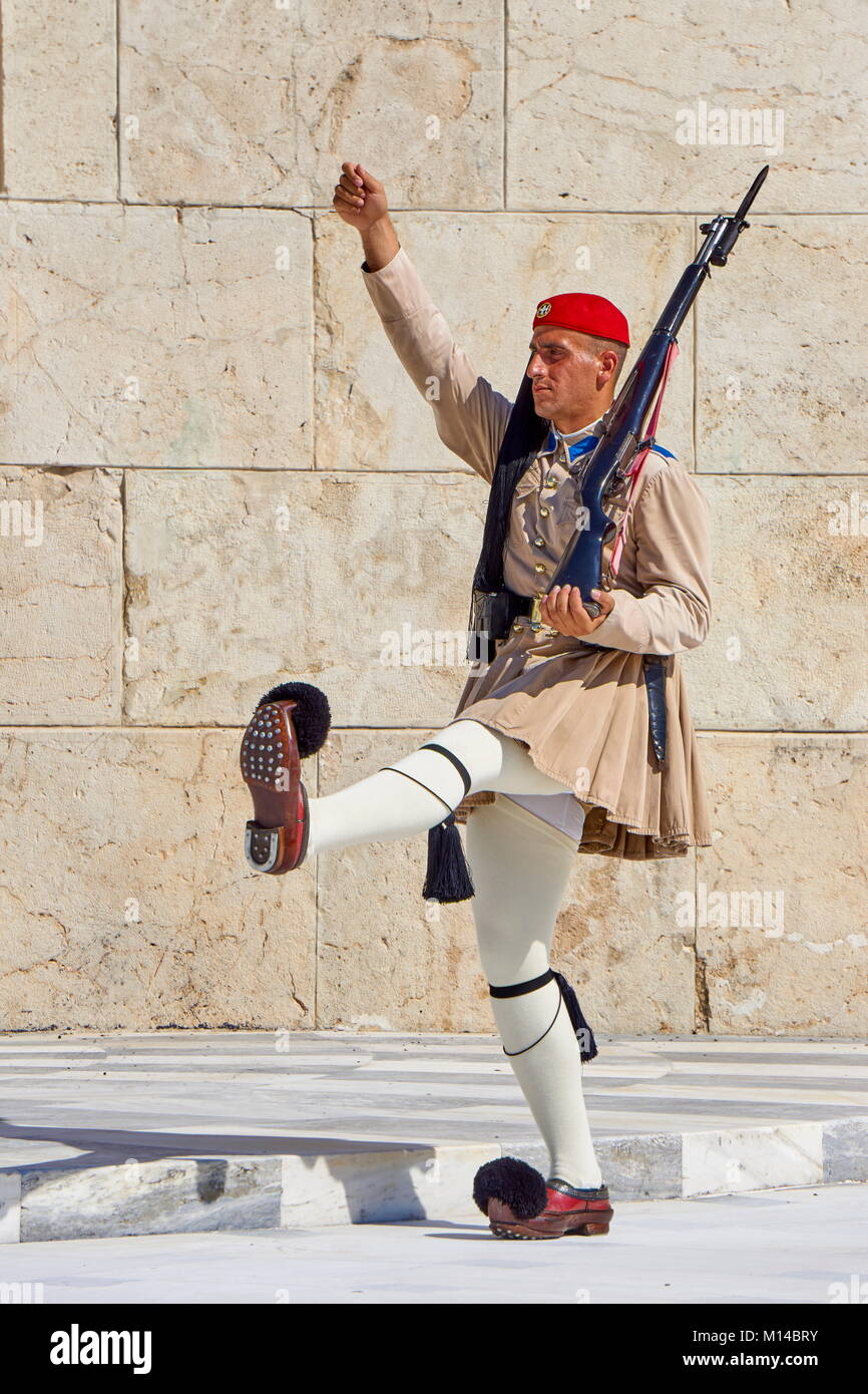 La cerimonia del cambio di guardia Evzones (guardie presidenziali), Atene, Grecia Foto Stock