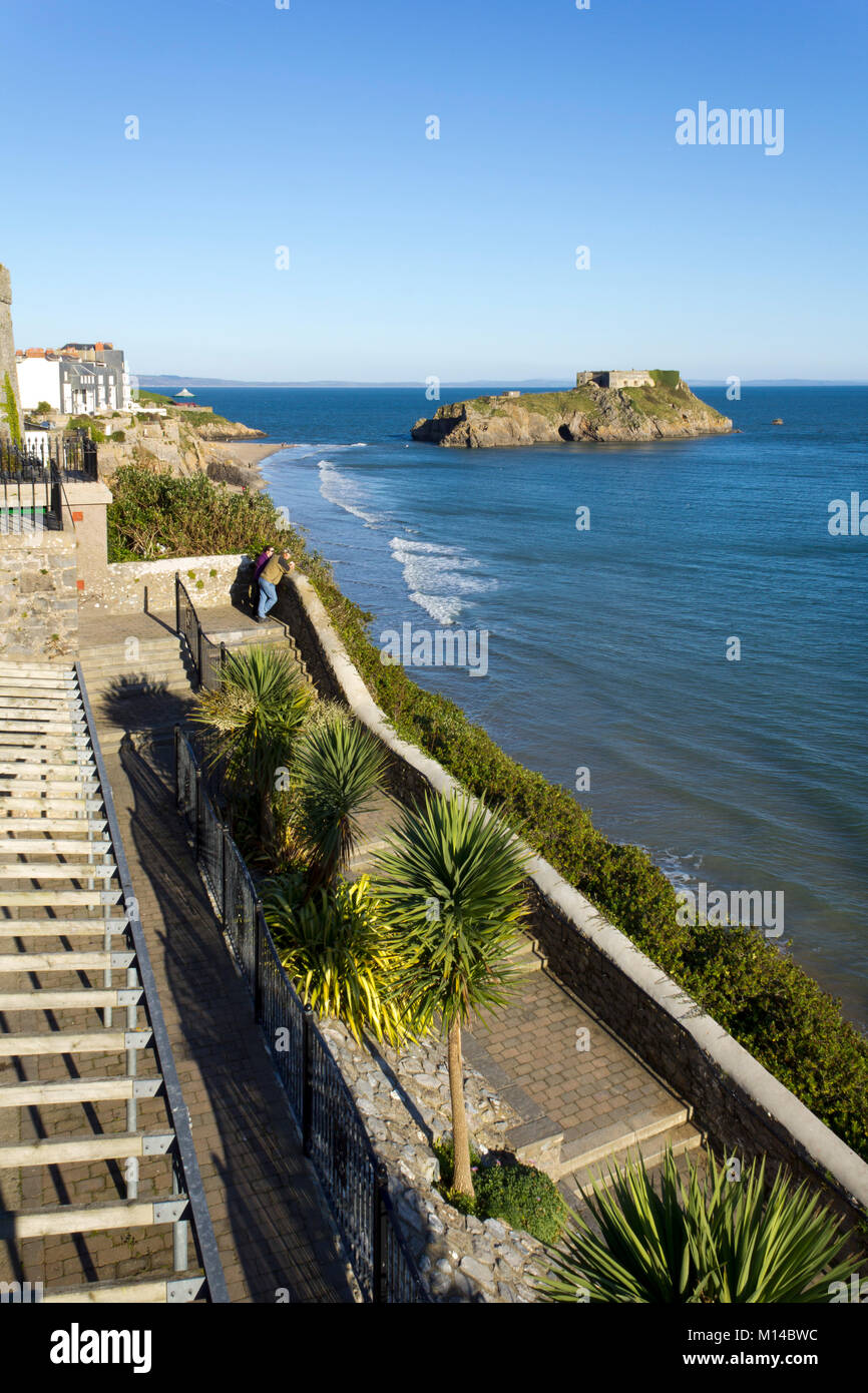 Tenby, Regno Unito - 6th novembre 2011: Una coppia gode la vista dai giardini della scogliera sotto il sole d'inverno, Tenby, Pembrokeshire, Galles, Regno Unito. Tenby sperimenta un clima marittimo con estati fresche e inverni miti ed è uno dei luoghi più soleggiato del Galles. Foto Stock