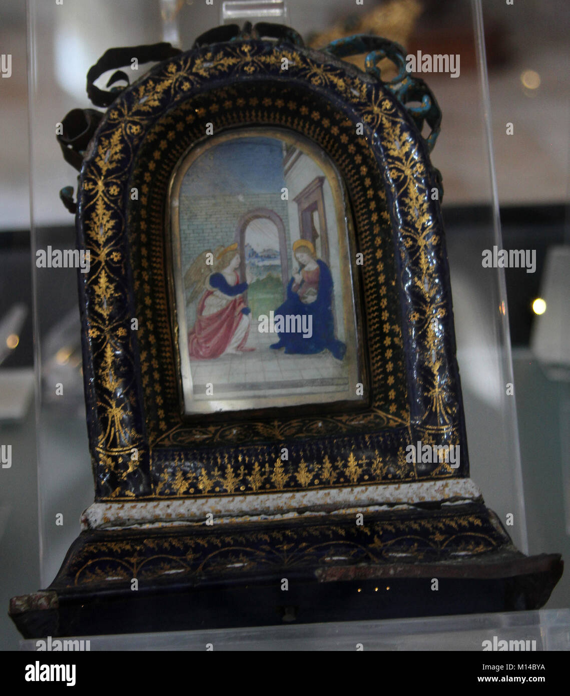 Foto di stand con telaio, pittura di Amalfi Angelo con Maria e Gesù Bambino, Cattedrale di Amalfi, Italia. Foto Stock