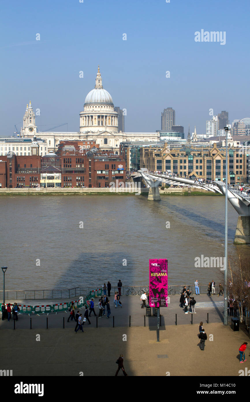Londra, Regno Unito - 23rd marzo 2012: Il sole primaverile incoraggia i visitatori e i londinesi ad attraversare il Tamigi a piedi attraverso il solo Millenium Bridge. Il Millennium Bridge è un ponte sospeso che attraversa il Tamigi a Londra, che collega Bankside con la città. Foto Stock