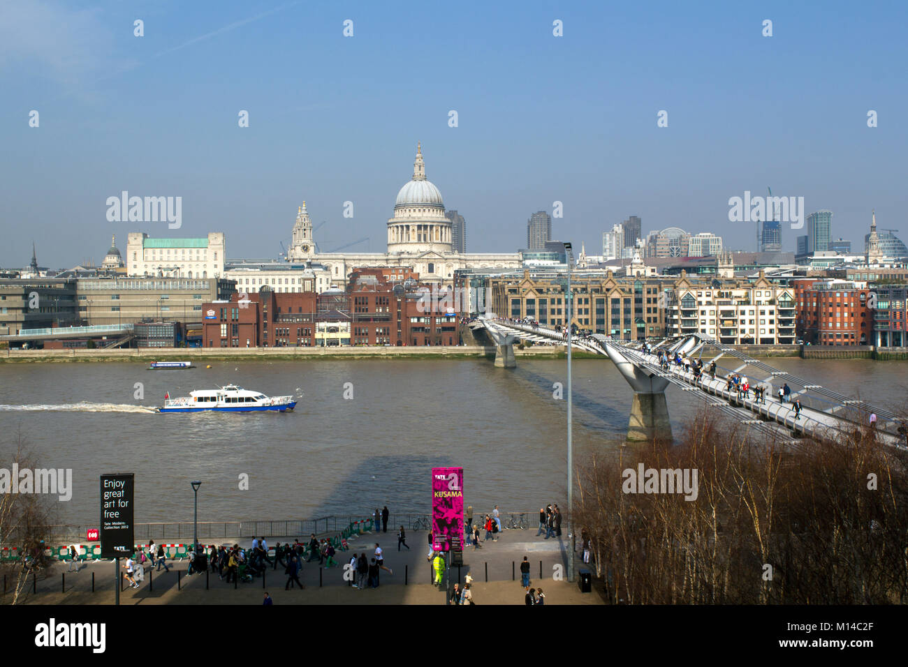 Londra, Regno Unito - 23rd marzo 2012: Il sole primaverile incoraggia i visitatori e i londinesi ad attraversare il Tamigi a piedi attraverso il solo Millenium Bridge. Il Millennium Bridge è un ponte sospeso che attraversa il Tamigi a Londra, che collega Bankside con la città. Foto Stock
