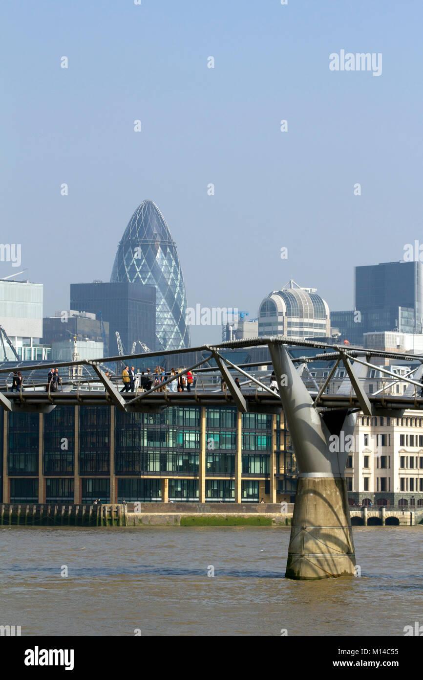 Londra, Regno Unito - 23rd marzo 2012: Il sole primaverile incoraggia i visitatori e i londinesi ad attraversare il Tamigi a piedi attraverso il solo Millenium Bridge. Il Millennium Bridge è un ponte sospeso che attraversa il Tamigi a Londra, che collega Bankside con la città. Foto Stock