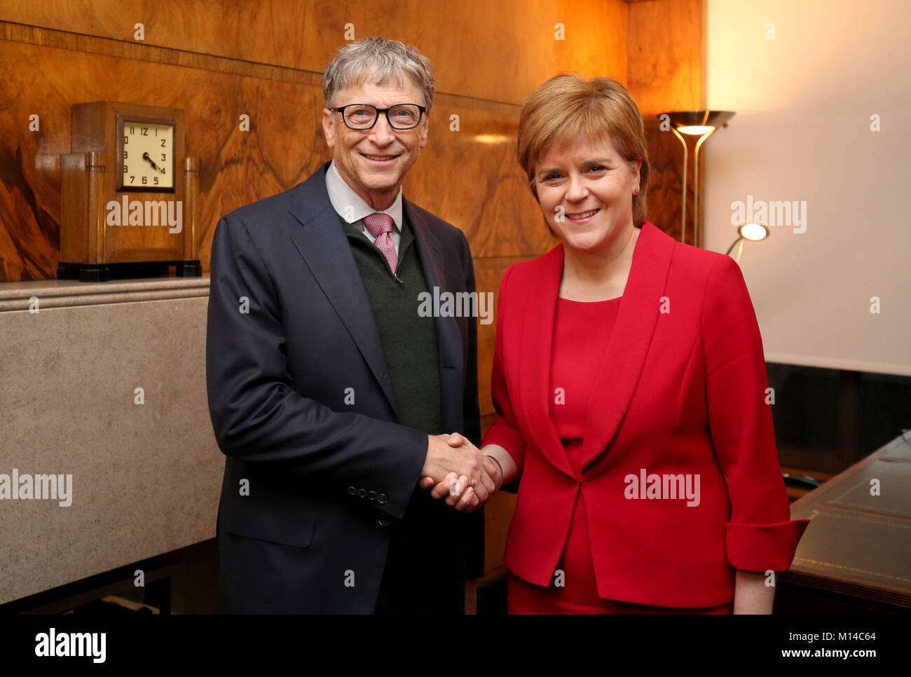 Bill Gates è accolto dal Primo Ministro Nicola Storione durante una riunione presso il St Andrew's House, Edimburgo, di sentire una presentazione sul lavoro svolto come parte del NHS il programma di cittadinanza globale. Foto Stock