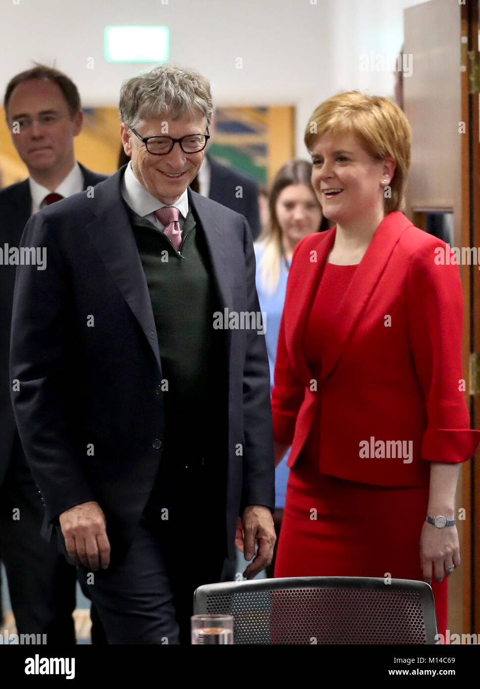 Bill Gates incontra il Primo Ministro Nicola Storione al St Andrew's House, Edimburgo, di sentire una presentazione sul lavoro svolto come parte del NHS il programma di cittadinanza globale. Foto Stock