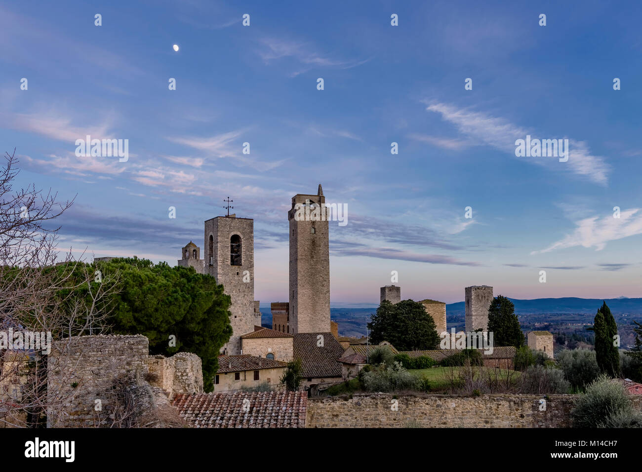 Una romantica luna al di sopra del centro medievale di San Gimignano, Siena, Toscana, Italia Foto Stock