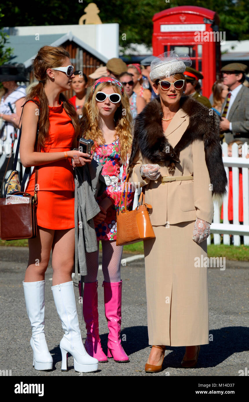 Le femmine in periodo costumi al Goodwood. Le donne. Le ragazze. Anni sessanta costume. Panni vintage. Abbigliamento classico. Moda. 1960s Foto Stock