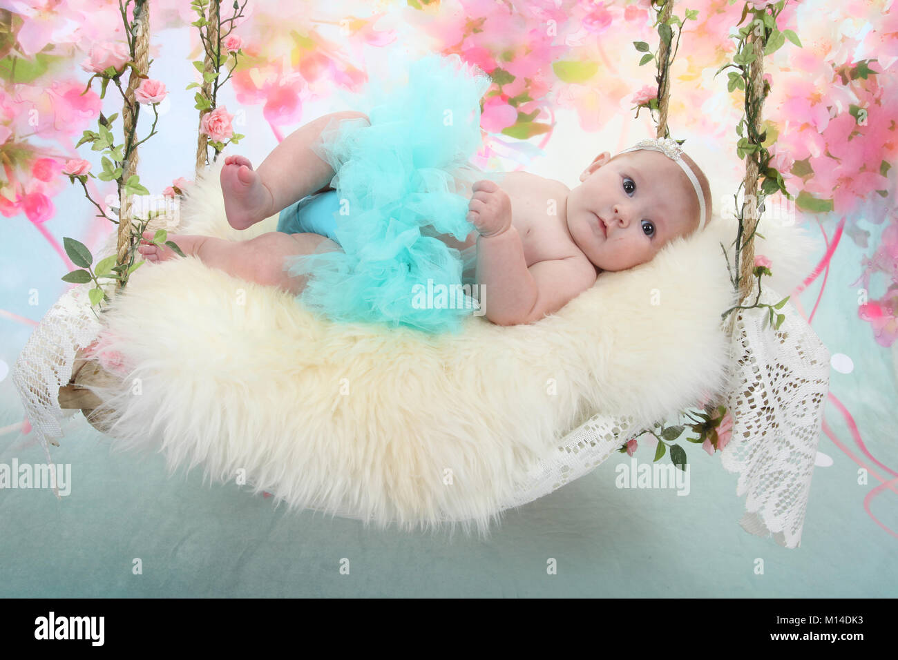 15 settimana vecchia bambina che stabilisce il relax sul letto sensoriali Foto Stock