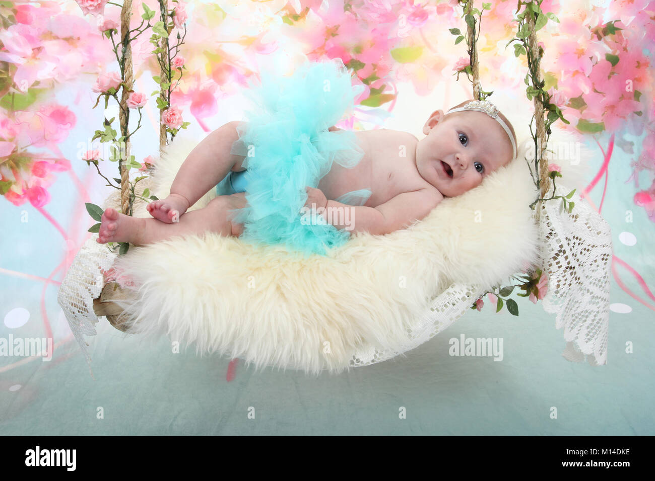 15 settimana vecchia bambina che stabilisce il relax sul letto sensoriali Foto Stock