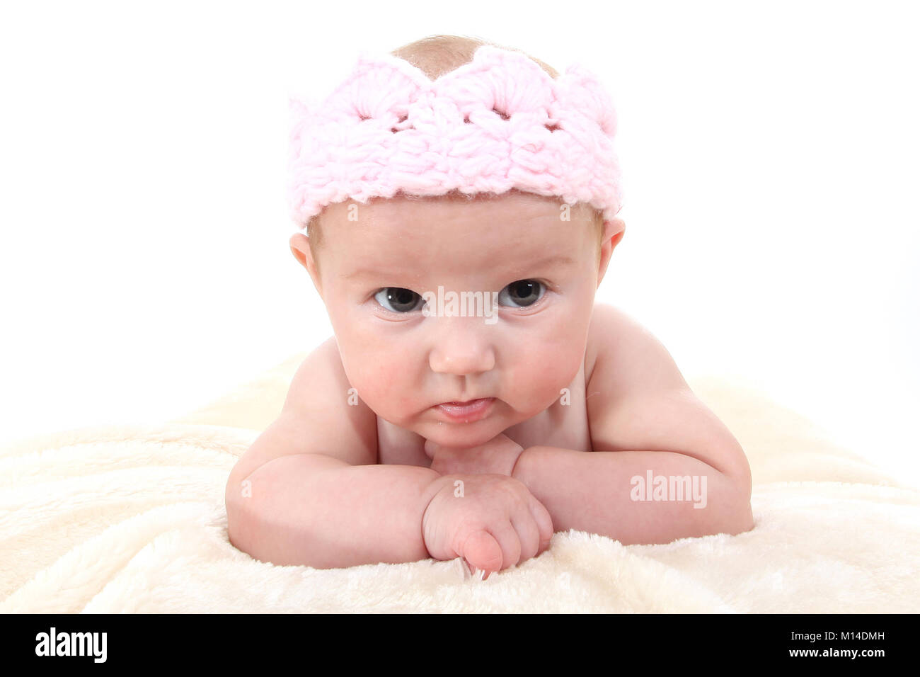 15 settimane vecchio Baby girl recante sulla pancia esplorare Foto Stock