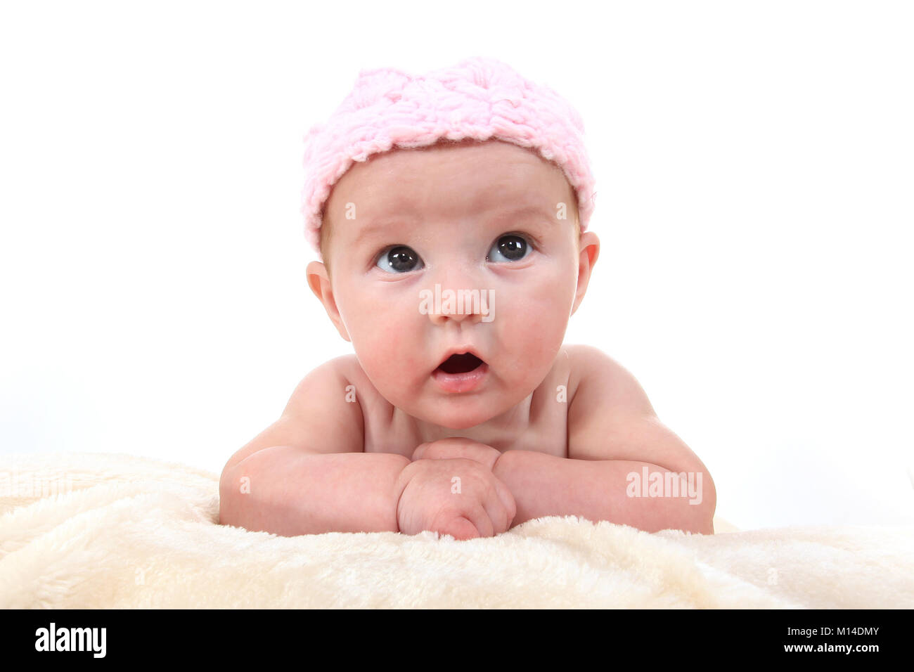15 settimane vecchio Baby girl recante sulla pancia esplorare Foto Stock