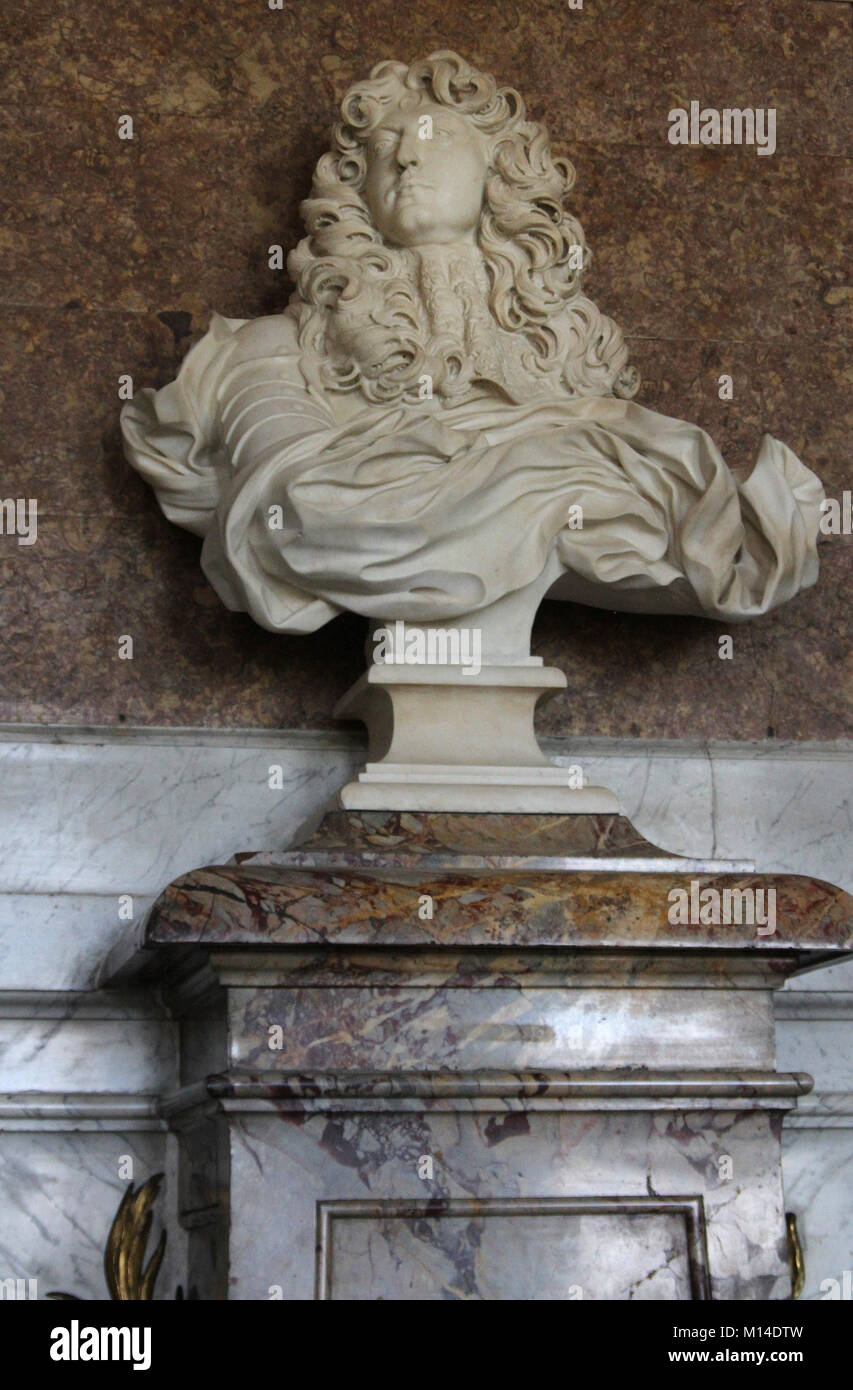 Busto in marmo di Luigi XIV in stand by Gian Lorenzo Bernini (1665), la sala di Diana, il Palazzo di Versailles, Ile-De-France, Francia. Foto Stock