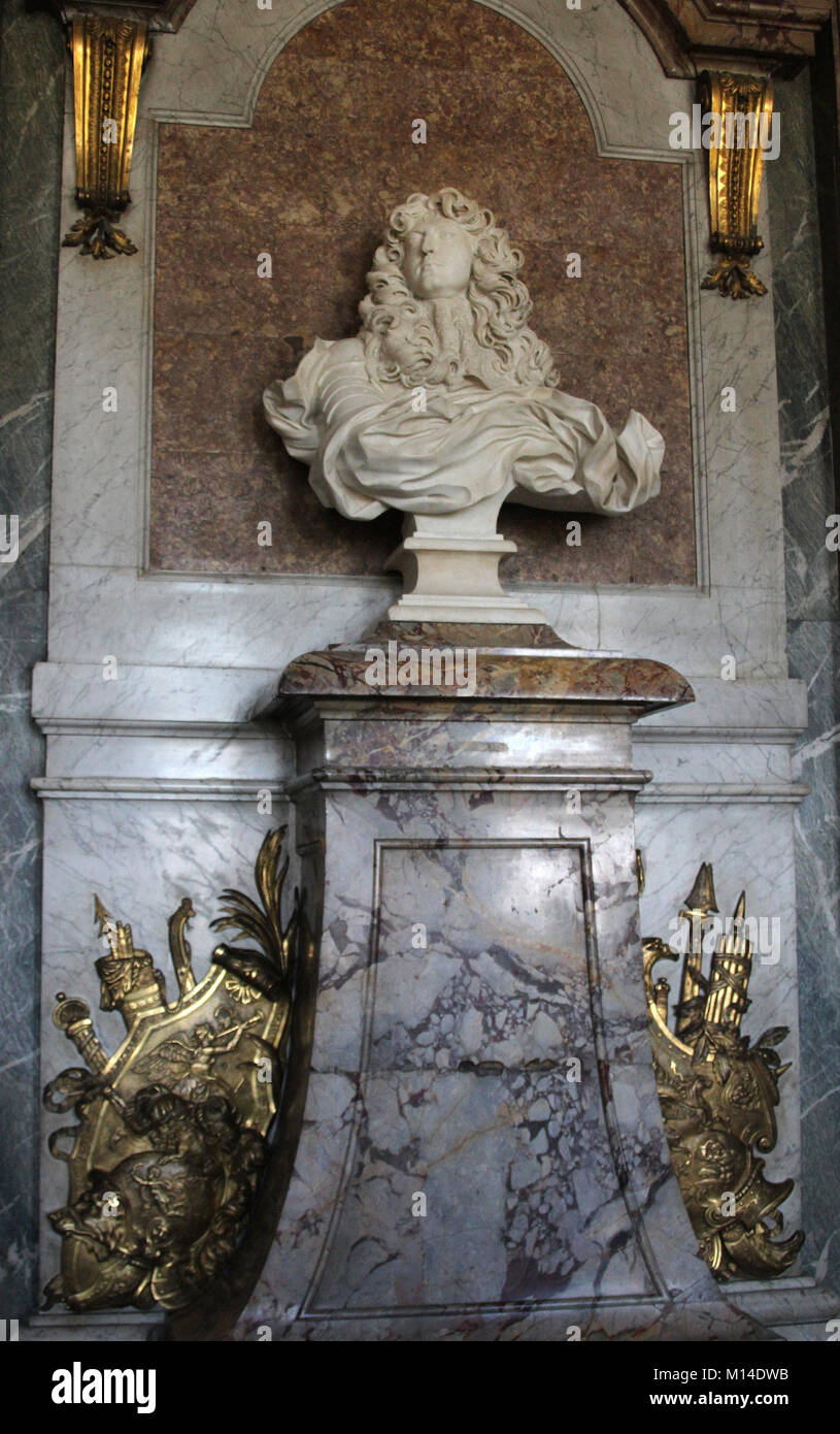 Busto in marmo di Luigi XIV in stand by Gian Lorenzo Bernini (1665), la sala di Diana, il Palazzo di Versailles, Ile-De-France, Francia. Foto Stock