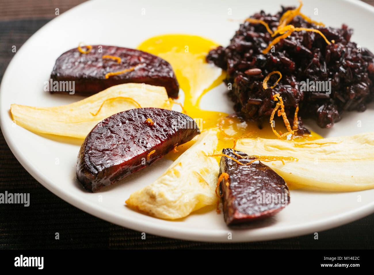 Viola vietato il riso con arrosti di pastinaca e barbabietole con salsa di arancio Foto Stock