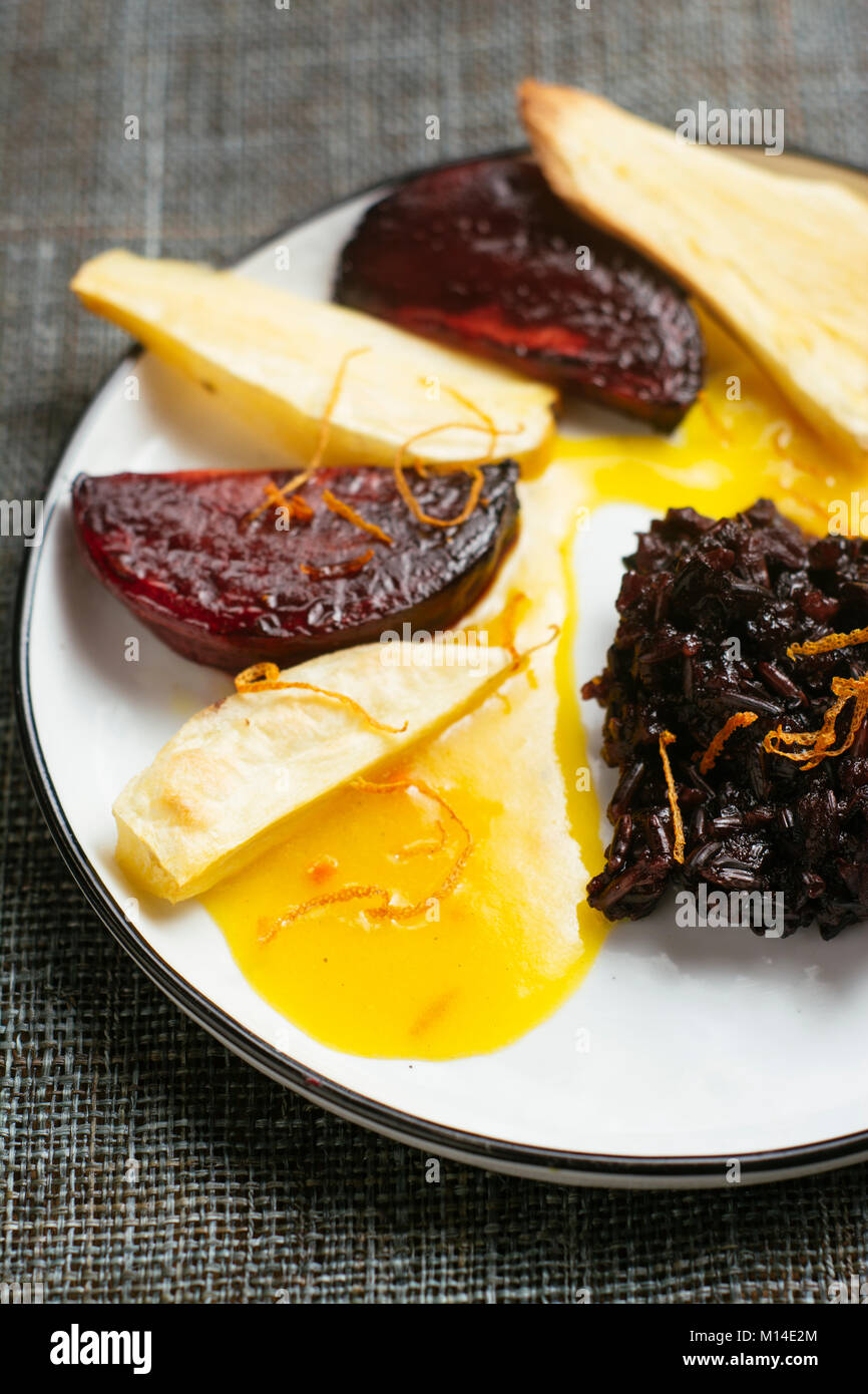 Viola vietato il riso con arrosti di pastinaca e barbabietole con salsa di arancio Foto Stock