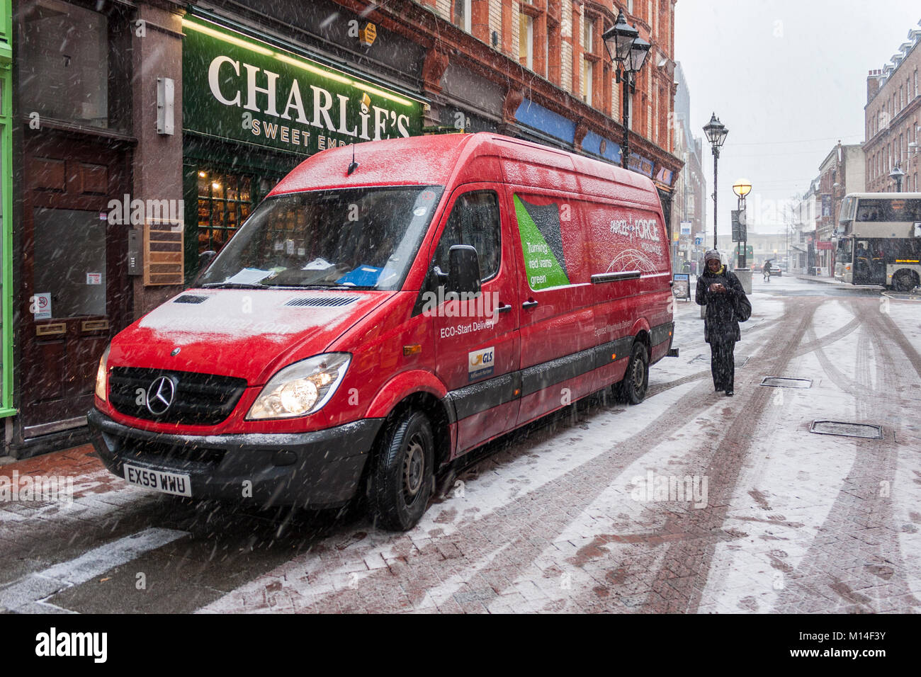 Forza di pacchi van offrendo in centro città in tempesta di neve. Reading, Berkshire, Inghilterra, GB, Regno Unito Foto Stock