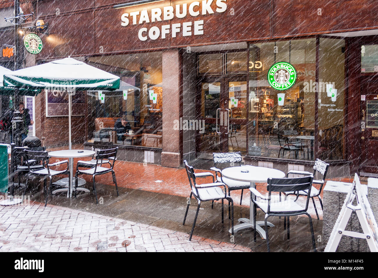 Starbucks Coffee Shop esterno in inverno la neve. Reading, Berkshire, Inghilterra, GB, Regno Unito Foto Stock