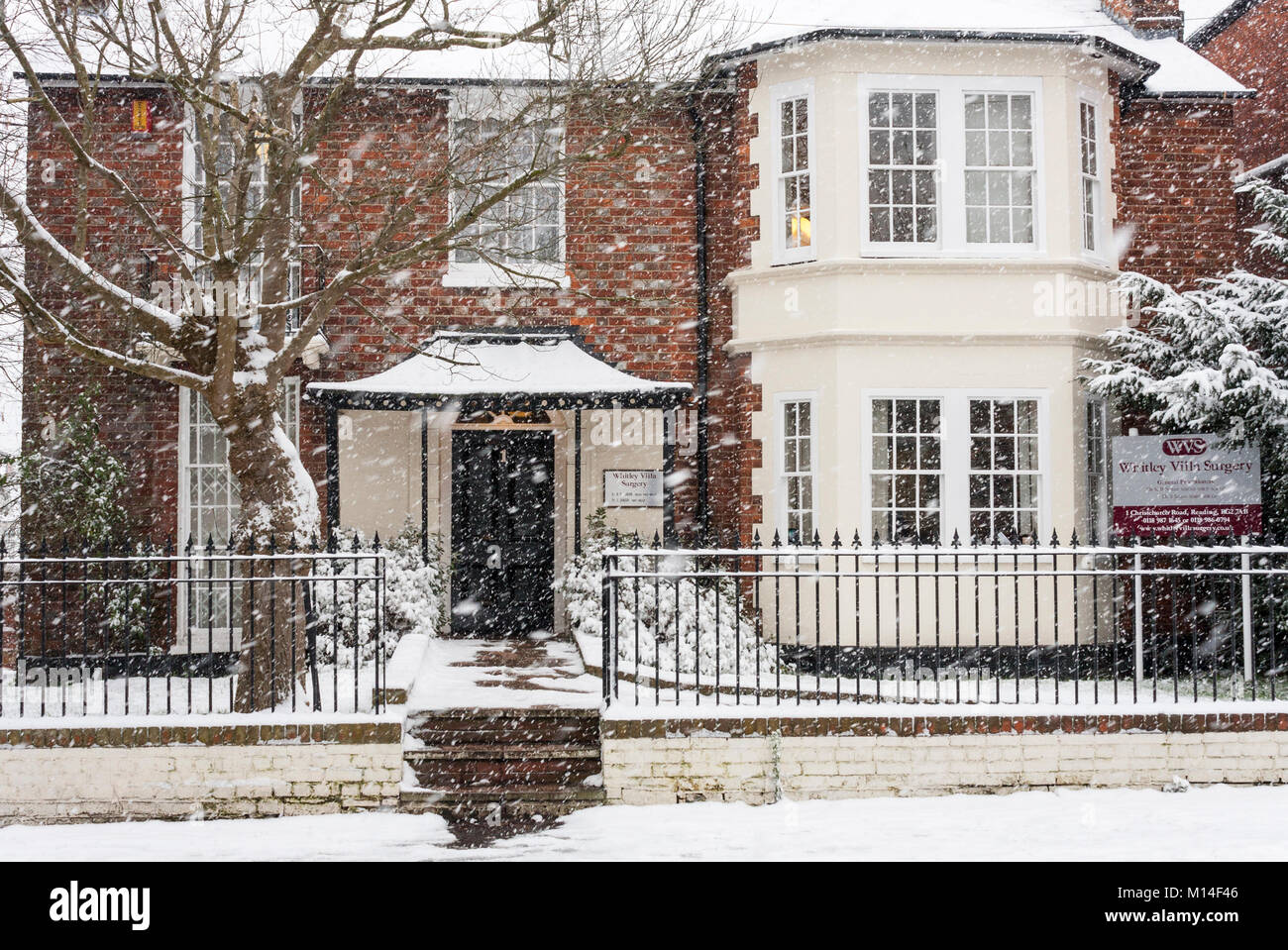 NHS CHIRURGIA GP esterno in inverno la neve. Reading, Berkshire, Inghilterra, GB, Regno Unito Foto Stock