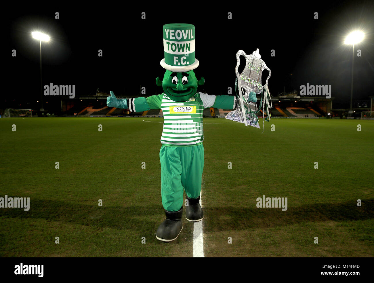 Yeovil Town mascotte il gigante verde jolly prima della fa Cup Emirates, quarto round match a Huish Park, Yeovil. PREMERE ASSOCIAZIONE foto. Data immagine: Venerdì 26 gennaio 2018. Vedi PA storia CALCIO Yeovil. Il credito fotografico dovrebbe essere: Nick Potts/PA Wire. RESTRIZIONI: Nessun utilizzo con audio, video, dati, elenchi di apparecchi, logo di club/campionato o servizi "live" non autorizzati. L'uso in-match online è limitato a 75 immagini, senza emulazione video. Nessun utilizzo nelle scommesse, nei giochi o nelle pubblicazioni di singoli club/campionati/giocatori. Foto Stock